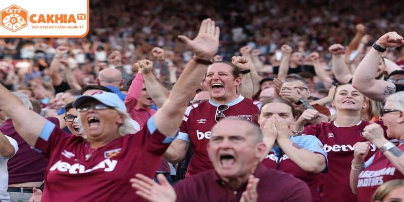 Khán giả cổ vũ cuồng nhiệt tại khán đài Premier League