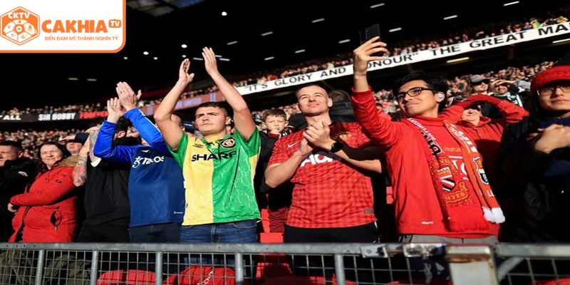 Người hâm mộ mặc áo đấu Premier League tụ tập cổ vũ tại quán bar